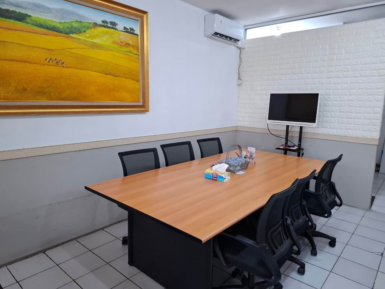 Meeting Room Premium Arus Office di Cinere, Depok - Ruang Rapat Modern dengan Kapasitas 10 Orang, WiFi, dan Fasilitas Lengkap